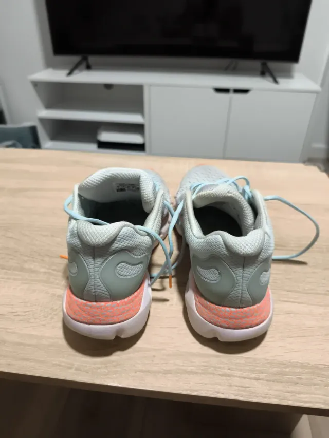 Zapatillas Under Armour grises y naranjas