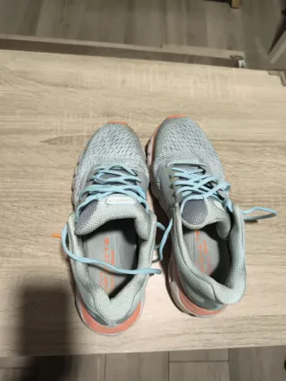 Zapatillas Under Armour grises y naranjas