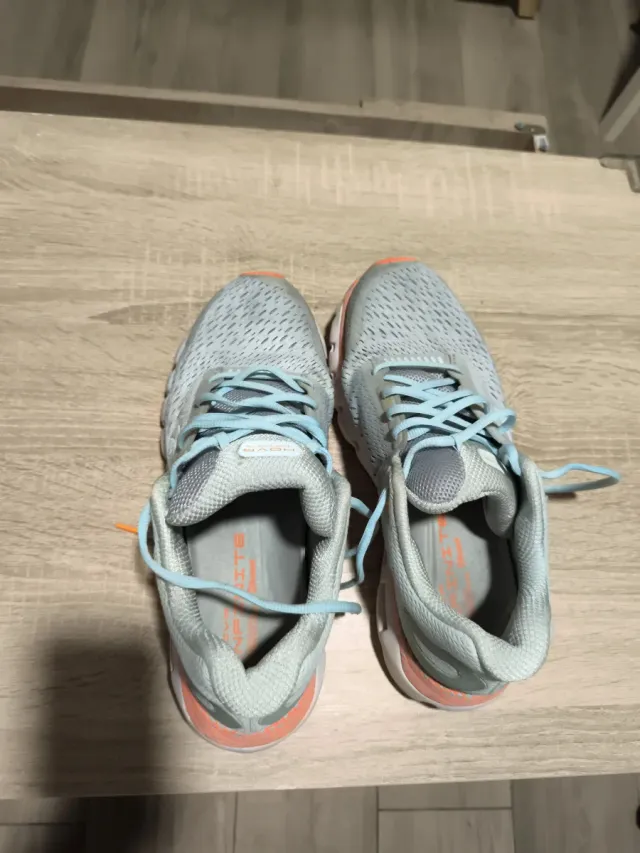 Zapatillas Under Armour grises y naranjas