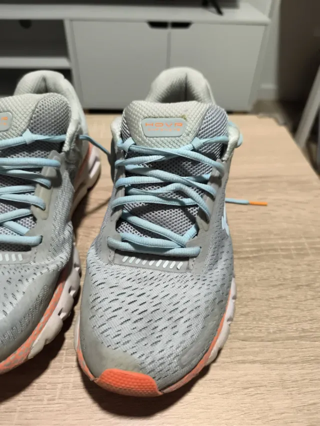 Zapatillas Under Armour grises y naranjas