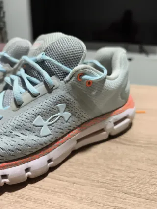 Zapatillas Under Armour grises y naranjas