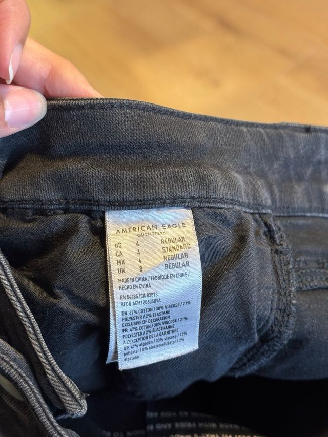 Pantalón American Eagle gris roto