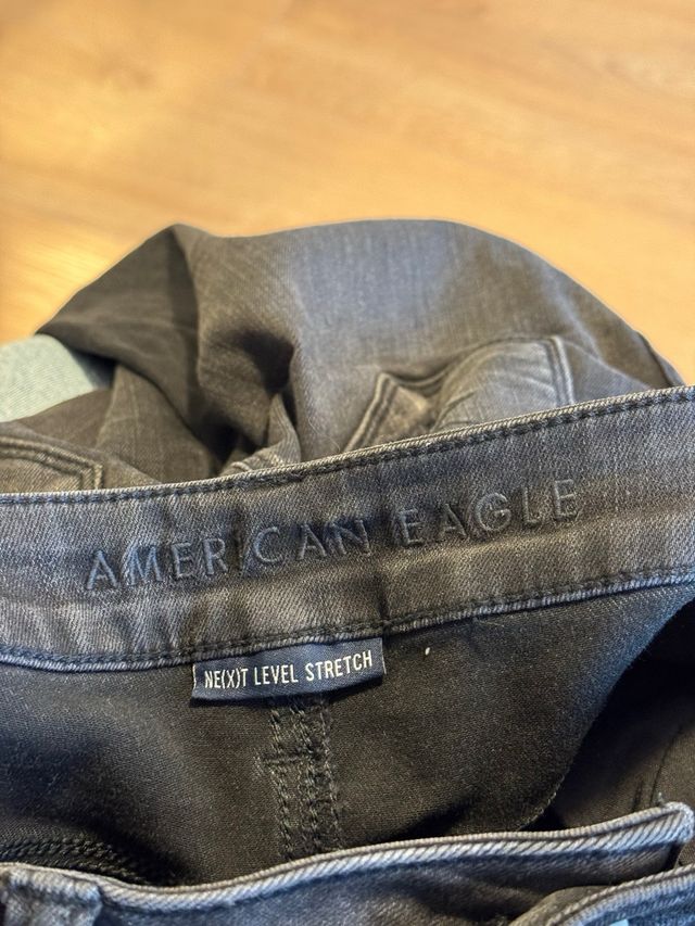 Pantalón American Eagle gris roto