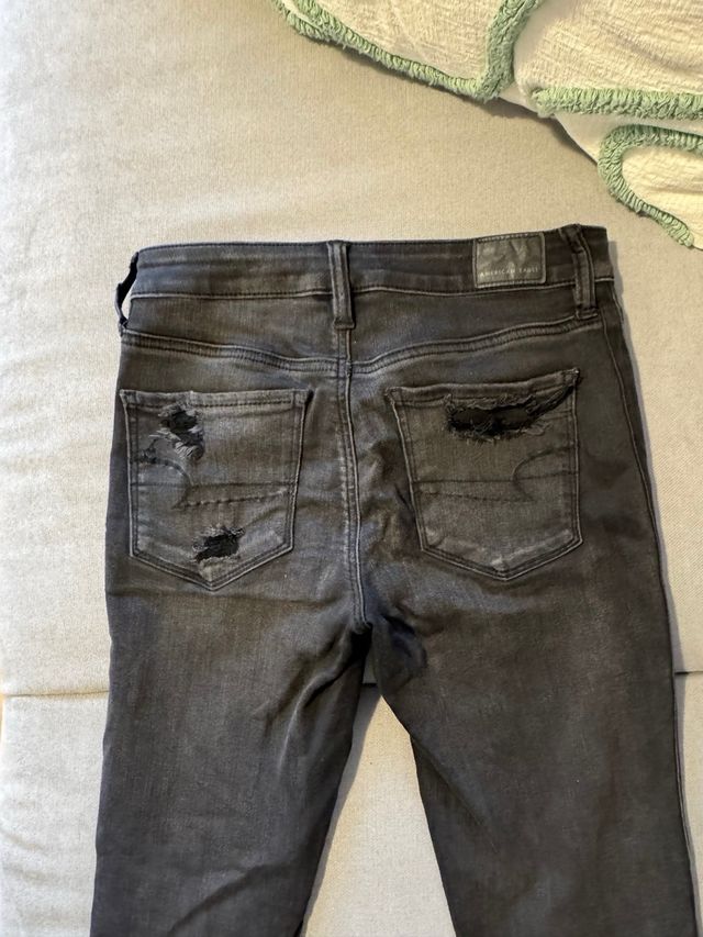 Pantalón American Eagle gris roto