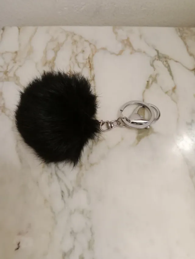 Llavero bola negra pelo sintético