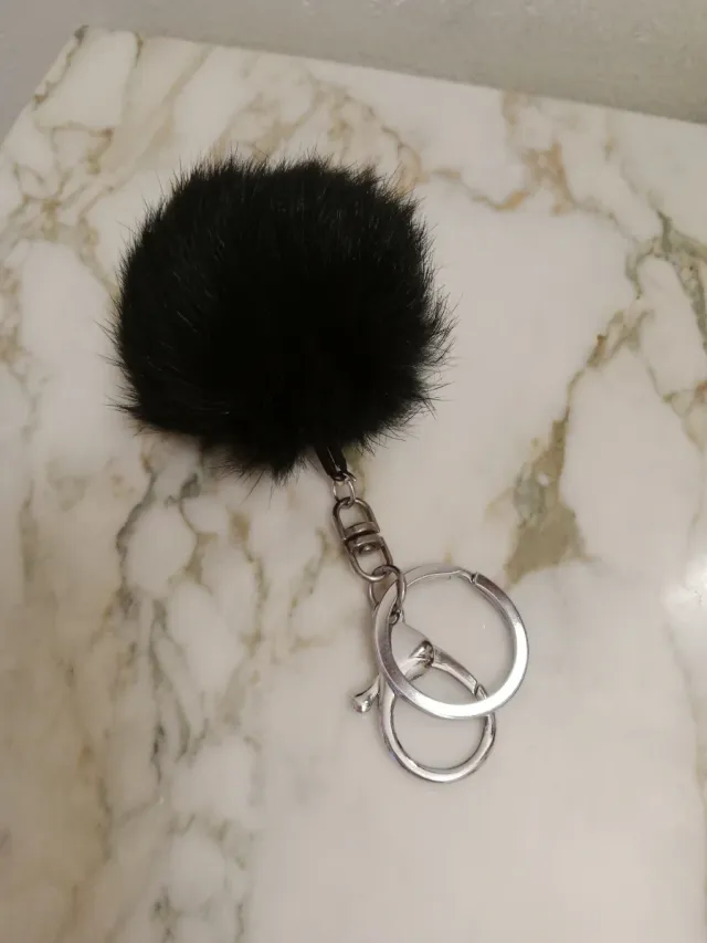 Llavero bola negra pelo sintético