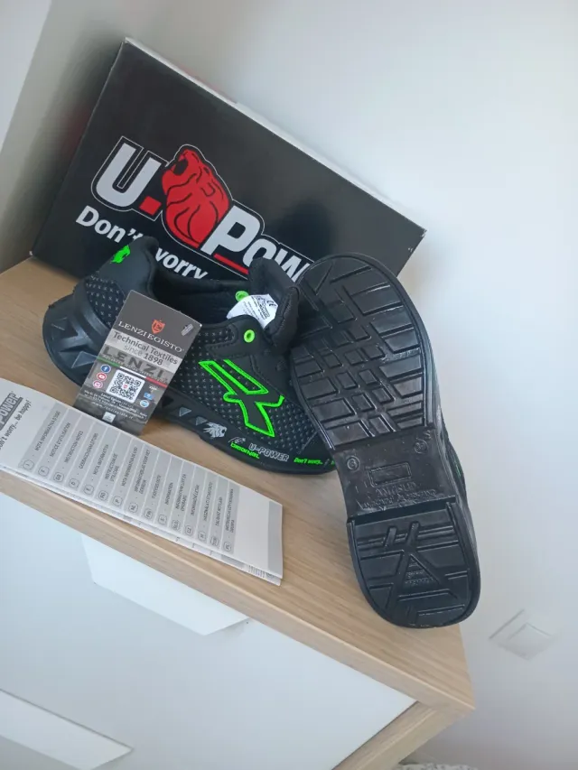 Botas de seguridad U-Power negras y verdes