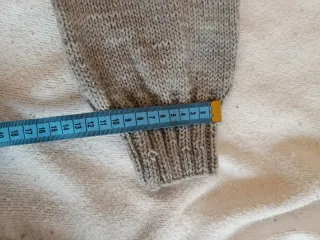 Jersey tejido a mano cuello alto