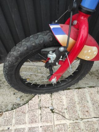 Bicicleta infantil azul y roja