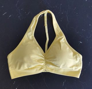 Top deportivo amarillo con tiras ajustables