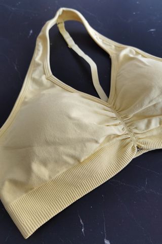 Top deportivo amarillo con tiras ajustables