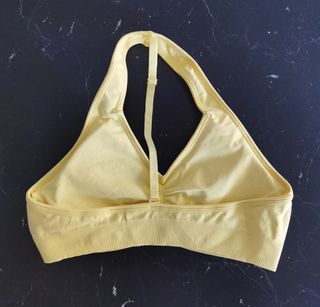 Top deportivo amarillo con tiras ajustables