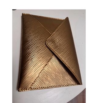 Pochette Louis Vuitton dorada