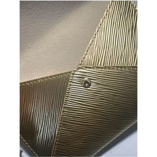 Pochette Louis Vuitton dorada