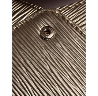 Pochette Louis Vuitton dorada