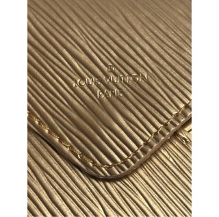 Pochette Louis Vuitton dorada