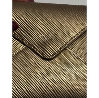 Pochette Louis Vuitton dorada