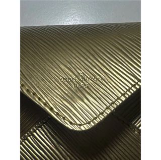Pochette Louis Vuitton dorada