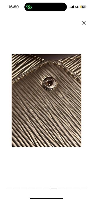 Pochette Louis Vuitton dorada