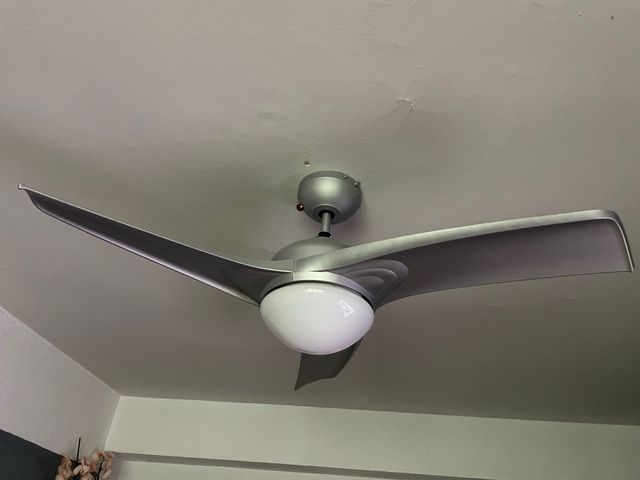 Ventilatore da soffitto argentato con luce