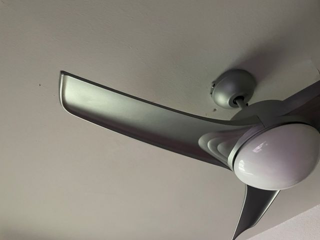 Ventilatore da soffitto argentato con luce
