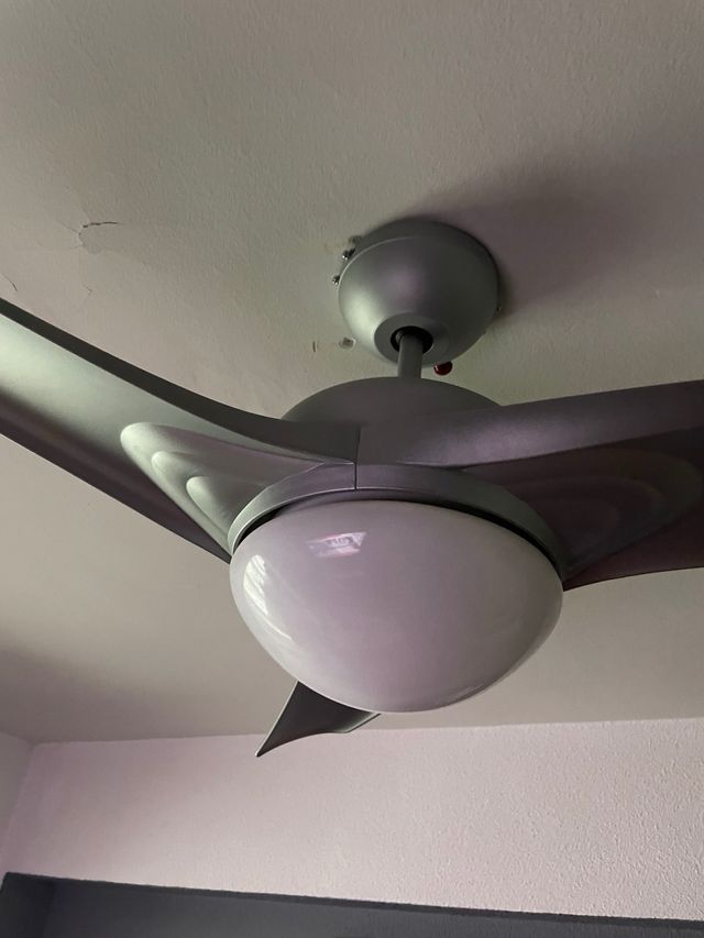 Ventilatore da soffitto argentato con luce