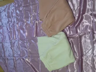 Pantalones de chándal blanco y rosa
