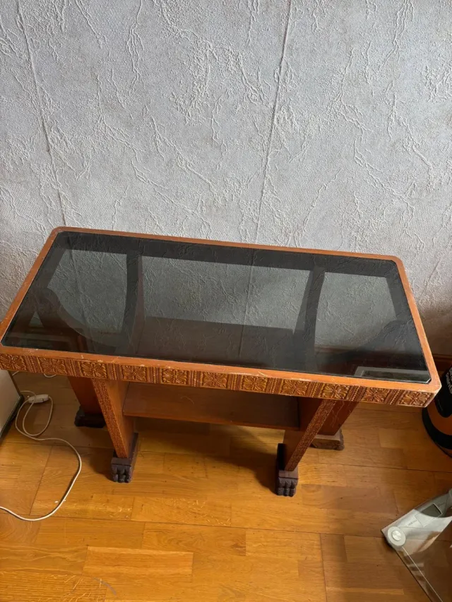 Mesa vintage crisrs y madera con detalles florales