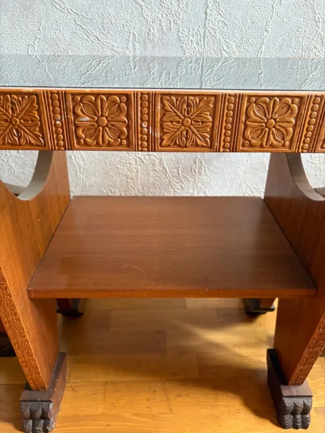 Mesa vintage crisrs y madera con detalles florales