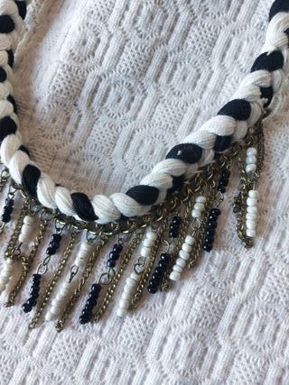 Collar grande trenzado negro blanco abalorios