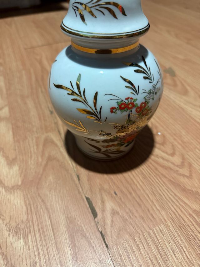 Jarrón de porcelana blanco y dorado