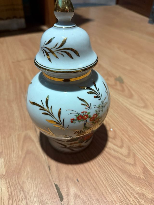 Jarrón de porcelana blanco y dorado