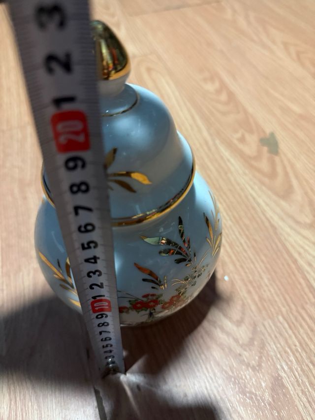 Jarrón de porcelana blanco y dorado