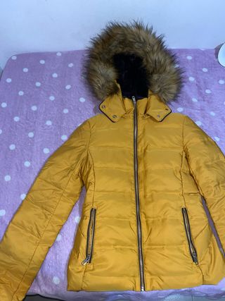 Chaqueta Zara amarilla con capucha