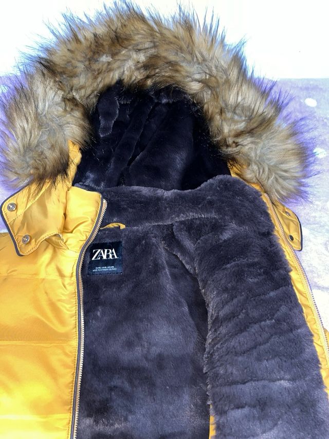 Chaqueta Zara amarilla con capucha