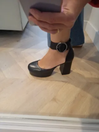 Zapatos Mustang de piel genuina negros con hebilla