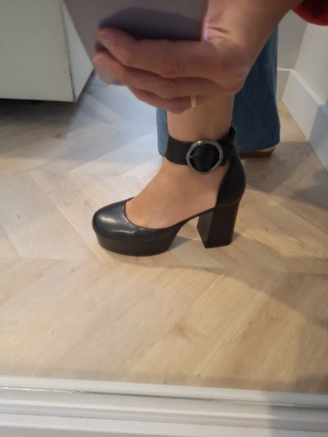 Zapatos Mustang de piel genuina negros con hebilla