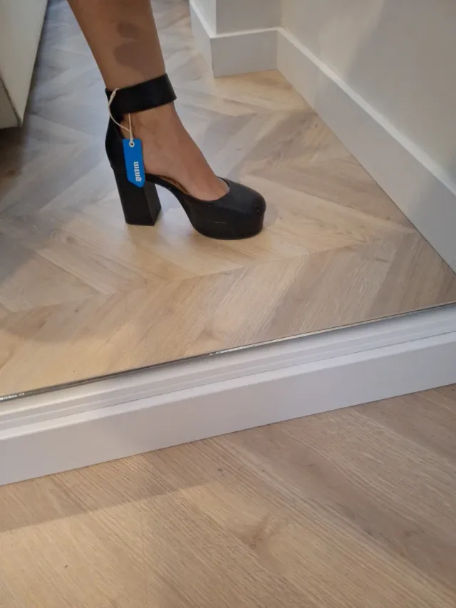 Zapatos Mustang de piel genuina negros con hebilla