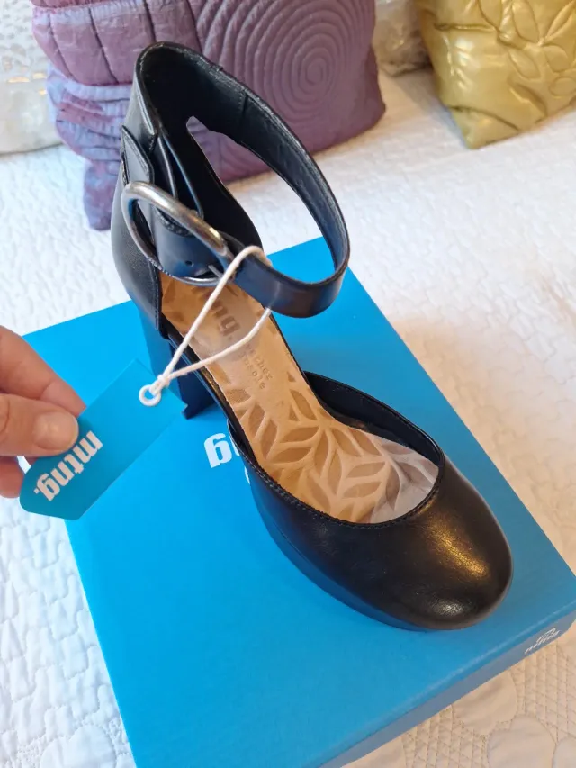 Zapatos Mustang de piel genuina negros con hebilla