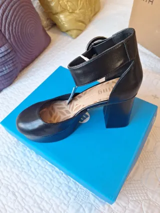 Zapatos Mustang de piel genuina negros con hebilla