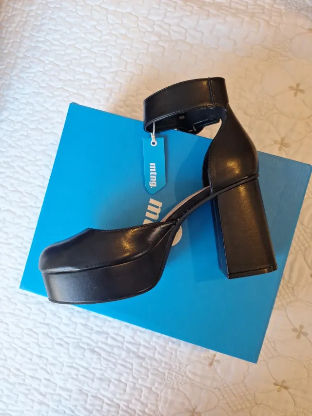 Zapatos Mustang de piel genuina negros con hebilla