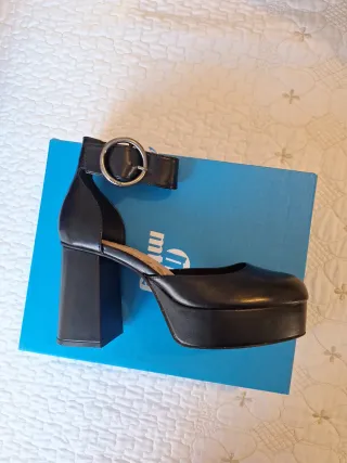 Zapatos Mustang de piel genuina negros con hebilla