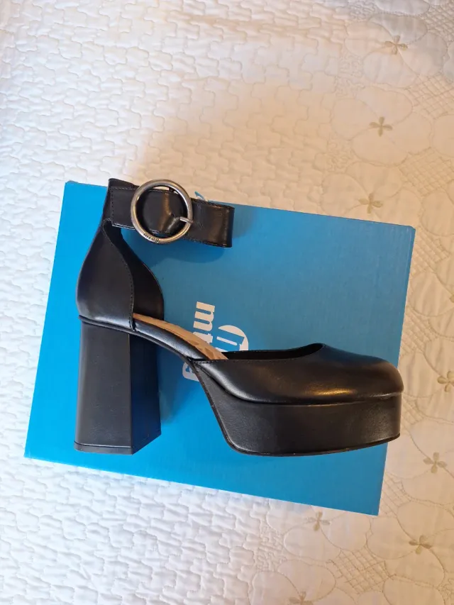 Zapatos Mustang de piel genuina negros con hebilla