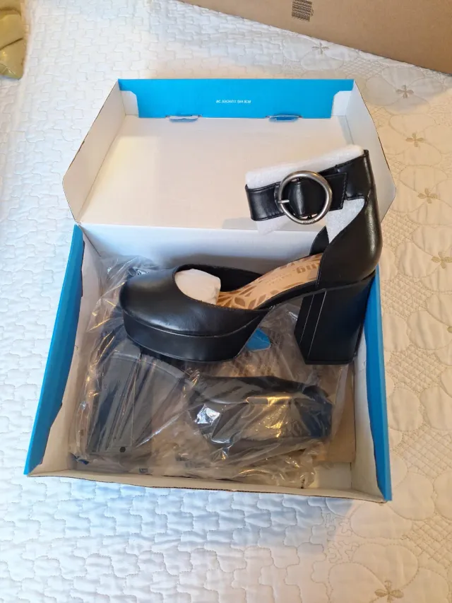 Zapatos Mustang de piel genuina negros con hebilla