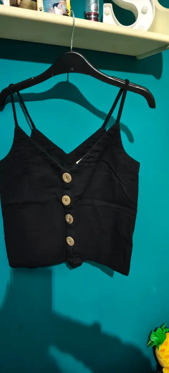 Camiseta negra con botones