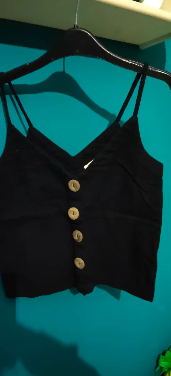 Camiseta negra con botones