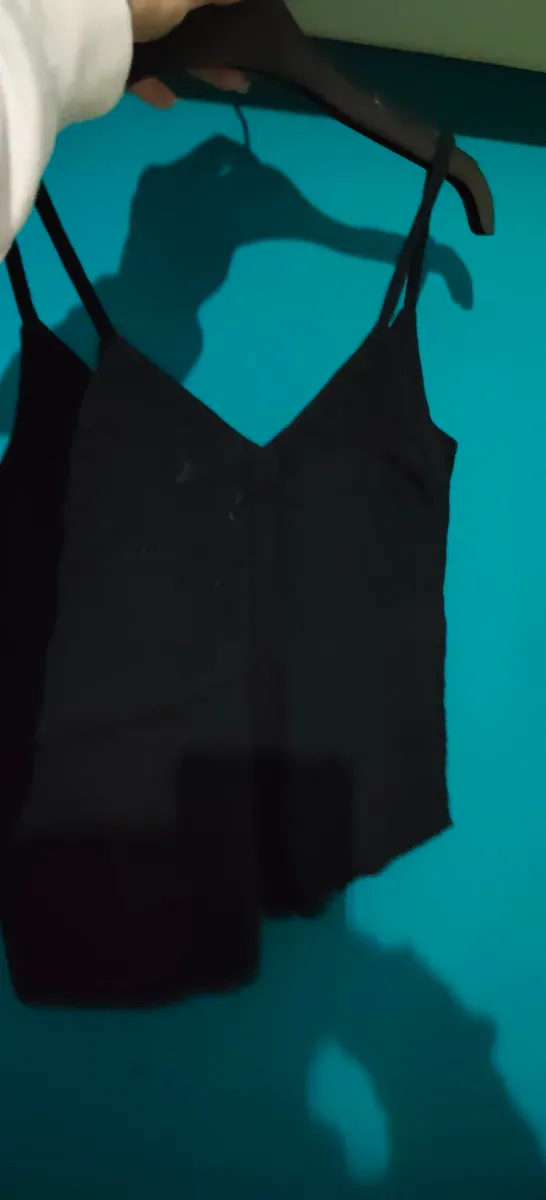 Camiseta negra con botones