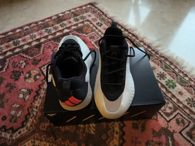 Zapatillas Adidas Baloncesto Negras y Blancas