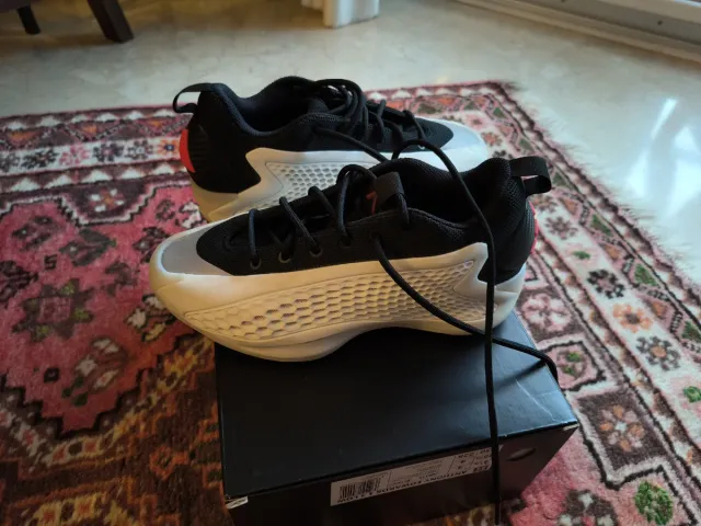 Zapatillas Adidas Baloncesto Negras y Blancas