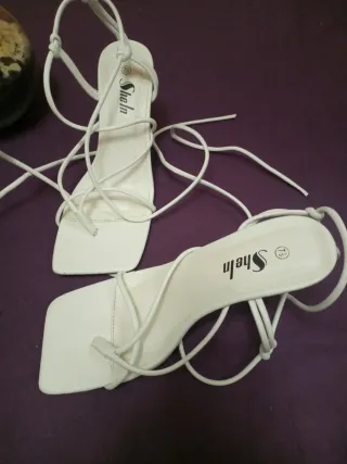 Sandalias Shein blancas atadas talla 37